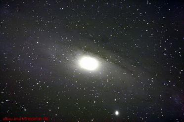 M31 und M32, München, nachbearbeitet, SLR auf Newton-Reflektor 200/1000mm, Belichtungszeit: 368 Sek.