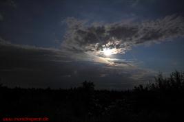 Nach der Mondfinsternis am 15.06.2011 um 00:05 Uhr - der Mond über dem Perlacher Forst, München. 4 Sek., 17mm, F2,8, ISO 200_493