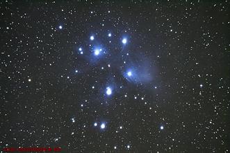 M45 (Plejaden), Taubenberg, SLR auf Refraktor 90/500mm, Belichtungszeit: 48 Minuten, 21 Einzelaufnahmen.