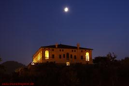 Mond und Sterne über der Villa dei Vescovi (Italia, Luvigliano, Padova)/ Aufnahme 40mm; F4,6; 10sek. (SLR)_1318