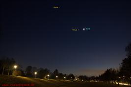 Mond, Venus, Jupiter (München); Aufnahme: 17mm; F3,5; 10sek. (SLR) mit Bezeichnungen_1926