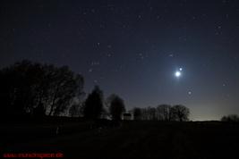 Mond, Venus, Jupiter, Orion, Stier, Plejaden (Kleindingharting); Aufnahme: 10mm; F3,5; 25sek. (SLR)_1991