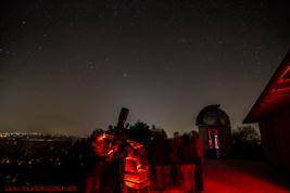 Sternenhimmel und Beobachter (Sternwarte Winzer, Niederbayern) im März 2014