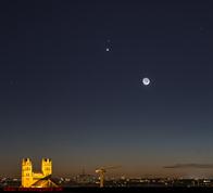 Mond, Venus und Mars über der St. Maximilianskirche in München am 20.02.2015