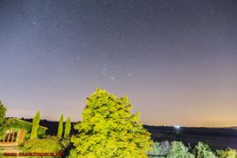 Wintersternbild Orion und eine Perseide (Meteor) im August - nachts um 3:45 in Umbria / Italia (24mm / 20s / ISO1250 / f/3,5)