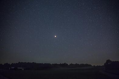 Der verfinsterte Mond am Sternenhimmel (28.09.2015), Brennweite 24mm