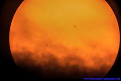 Chromfilter-Aufnahme der Sonne mit vorüberziehendem Merkur hinter atmosphärischen Wolken (München), Oststernwarte des Deutschen Museums, 3600mm Brennweite mit DSLR