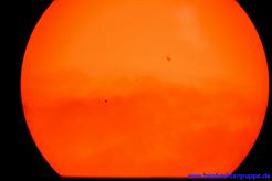 Chromfilter-Aufnahme der Sonne mit vorüberziehendem Merkur hinter atmosphärischen Wolken (München), Oststernwarte des Deutschen Museums, 3600mm Brennweite mit DSLR