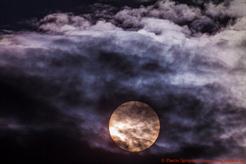 Weißlicht-Aufnahme der Sonne mit vorüberziehendem Merkur hinter atmosphärischen Wolken (München), 500mm Brennweite